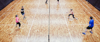 Des collaborateurs jouent au badminton Des collaborateurs jouent au badminton